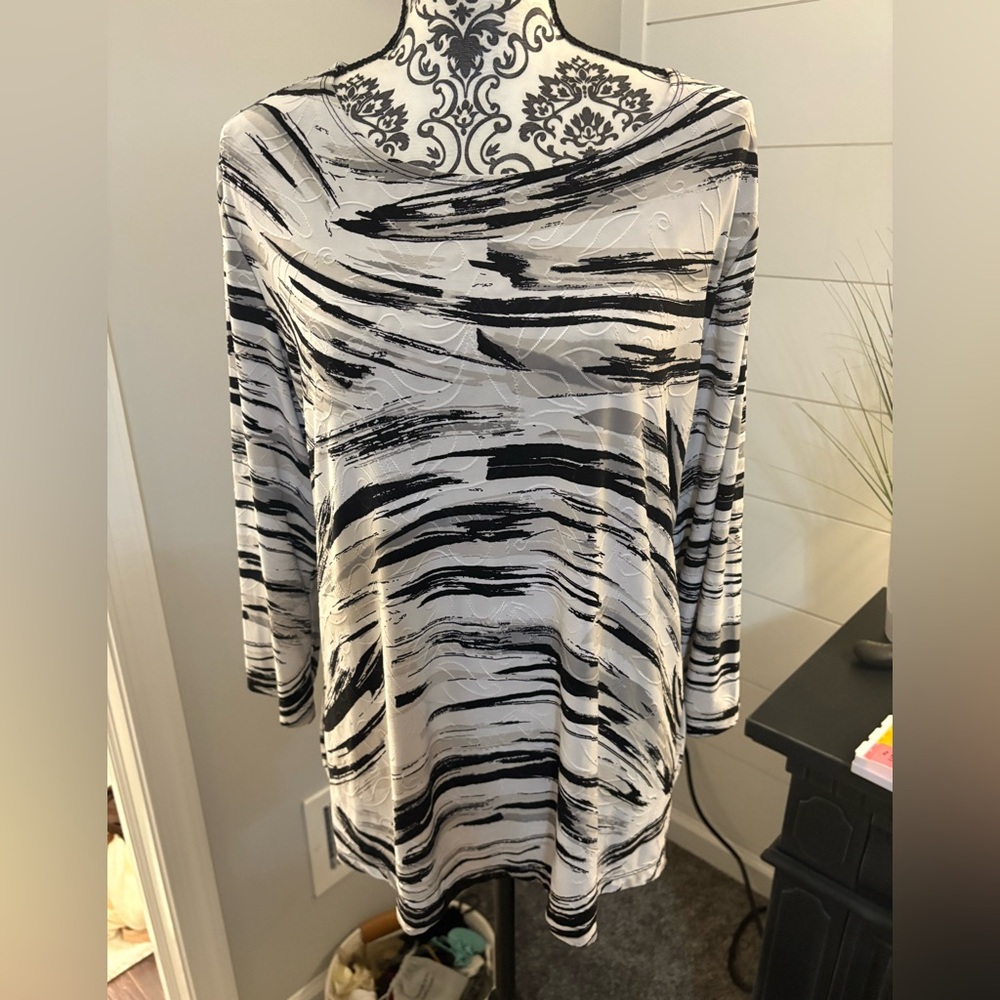 JM Collection size XL 3/4 sleeve printed top
